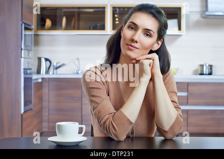 Una bellezza ragazza sullo sfondo di cucina Foto Stock