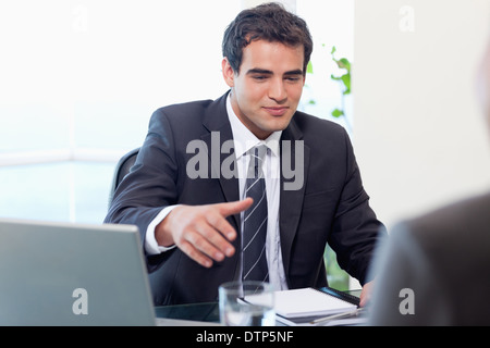 Imprenditore dando la mano Foto Stock