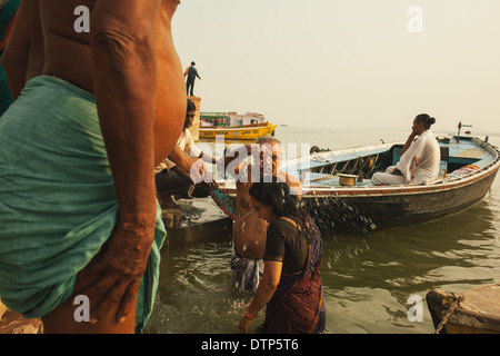 Un paio di balneazione nel Gange, Varanasi, India Foto Stock