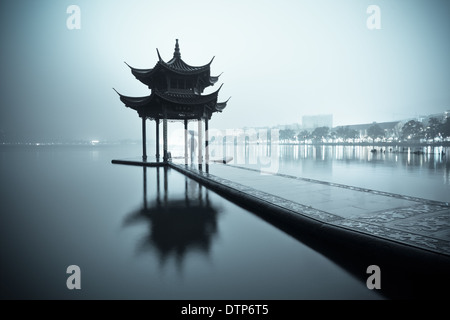 Lago occidentale di Hangzhou di notte Foto Stock