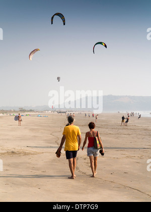 India, Goa, Morjim Beach, kitesurfisti praticare e imparare a gestire aquiloni sulla spiaggia Foto Stock