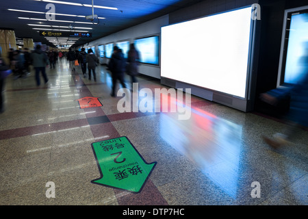 Blank schermo elettronico nella stazione della metropolitana Foto Stock