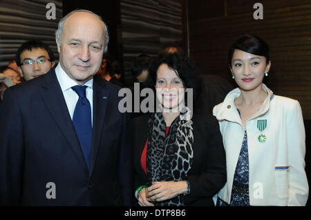 (140222) -- Pechino, 22 febbraio, 2014 (Xinhua) -- attrice cinese Zhou Xun (1R) in posa per una foto con il Ministro degli esteri francese Laurent Fabius (1L) durante un investitura presso l' ambasciata di Francia a Pechino Capitale della Cina, Feb 21, 2014. Attrice cinese Zhou Xun si è aggiudicato la medaglia di Cavaliere dell'Ordine delle Arti e delle lettere dal ministro degli Esteri francese Laurent Fabius qui il venerdì per il suo contributo nel film, il benessere pubblico e comunicazioni Sino-French. (Xinhua) (cjq) Foto Stock