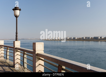 La vista dal viale moderno di Dandong sia al nord coreano case, sull'altro lato del fiume Yalu. Provincia di Liaoning. Cina Foto Stock