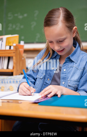 Ritratto di una scolaretta iscritto Foto Stock