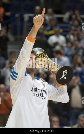 Madrid, Spagna. Il 21 febbraio, 2014. Del Real Madrid in avanti Felipe Reyes presenta la Coppa del Re prima il gruppo di Eurolega di basket match Real Madrid vs Zalgiris Kaunas presso il Palacio de Deportes de la Comunidad foto: Oscar Gonzalez/NurPhoto Credito: Oscar Gonzalez/NurPhoto/ZUMAPRESS.com/Alamy Live News Foto Stock