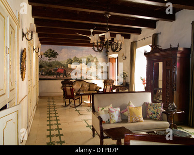 India, Goa, Siolim House, portoghese era coloniale mansion alloggio, salottino interno Foto Stock