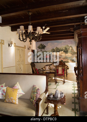 India, Goa, Siolim House, portoghese era coloniale mansion alloggio, salottino interno Foto Stock