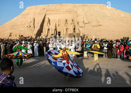 Il Cairo, Egitto. Il 22 febbraio, 2014. Ballerini eseguono al di fuori del tempio di Abu Simbel, a sud di Aswan, Egitto, il 22 febbraio, 2014. I turisti provenienti da Egitto e all'estero il sabato ha testimoniato il sole che illumina il santuario interiore di Abu Simbel, che avviene due volte l'anno. © STR/Xinhua/Alamy Live News Foto Stock