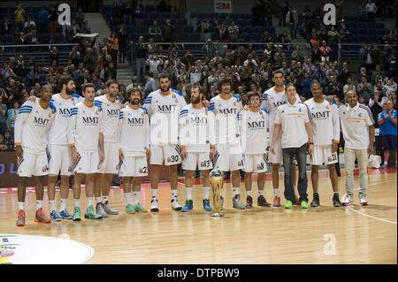 Madrid, Spagna. Il 21 febbraio, 2014. Real Madrid squadra tenere la Coppa del Re prima il gruppo di Eurolega di basket match Real Madrid vs Zalgiris Kaunas presso il Palacio de Deportes de la Comunidad de Madrid foto: Oscar Gonzalez/NurPhoto Credito: Oscar Gonzalez/NurPhoto/ZUMAPRESS.com/Alamy Live News Foto Stock