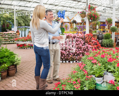 Accoppiare la ricerca di piante in centro giardino Foto Stock