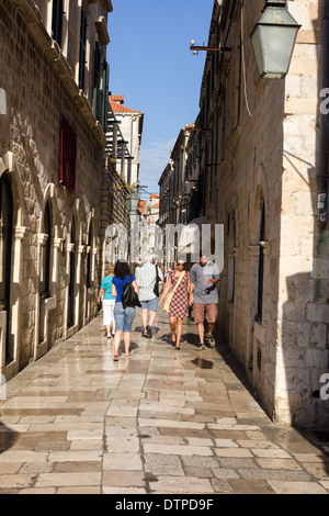 Gli amanti dello shopping nelle strette stradine laterali di Dubrovnik Croazia Foto Stock