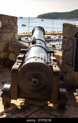 Il vecchio cannone in le fortificazioni di Dubrovnik . Posizione difensiva sulle mura di Dubrovnik. Croazia Foto Stock