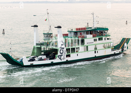 Sera auto traghetto passeggero passando dalla laguna di Venezia.Venezia Italia Foto Stock