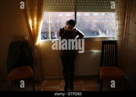 Madrid, Spagna. Il 21 febbraio, 2014. 35 anni Eve Borja Gimenez, gesti come ella attende la polizia di sfrattare la sua in Spagna a Madrid, venerdì, 21 febbraio, 2014. Arturo Suarez Cadice e sua moglie Eva Borja Gimenez, entrambi disoccupati, hanno due figli e una figlia: Jose 17 anni, Sanara, 16 anni, e Gesù, 9 anni. Essi hanno occupato un appartamento di proprietà dello stato sociale società alloggiamento EMVS. Essi non possono trovare un lavoro formale e il loro reddito che deriva dalla vendita di vestiti, è diminuito negli ultimi anni come una conseguenza della crisi economica. Essi hanno cercato per anni di negoziare t Foto Stock