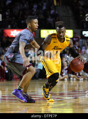 Febbraio 22, 2014 - Amherst, Massachusetts, Stati Uniti - Febbraio 21, 2014; Virginia Commonwealth Rams guard JeQuan Lewis (1) è difeso da Massachusetts Minutemen guard Trey Davis (12) durante il NCAA pallacanestro tra la Virginia Commonwealth montoni e Massachusetts Minutemen a Mullins Center. Massachusetts sconfitto Virginia Commonwealth 80-75. Anthony Nesmith/CSM Foto Stock