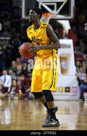 Febbraio 22, 2014 - Amherst, Massachusetts, Stati Uniti - Febbraio 21, 2014; Virginia Commonwealth Rams guard Briante Weber (2) in azione durante il NCAA pallacanestro tra la Virginia Commonwealth montoni e Massachusetts Minutemen a Mullins Center. Massachusetts sconfitto Virginia Commonwealth 80-75. Anthony Nesmith/CSM Foto Stock