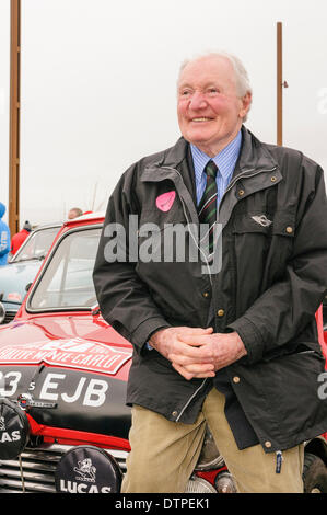Belfast, Irlanda del Nord. 22 Feb 2014 - Paddy Hopkirk con la sua Mini in cui ha vinto il 1964 Rally di Monte Carlo, in occasione del cinquantesimo anniversario Mini di Gala in suo onore. Credito: Stephen Barnes/Alamy Live News Foto Stock