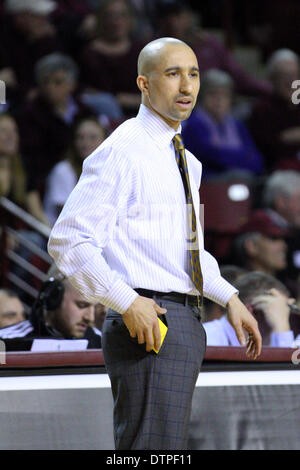 Febbraio 22, 2014 - Amherst, Massachusetts, Stati Uniti - Febbraio 21, 2014; Virginia Commonwealth Rams head coach Shaka Smart durante il NCAA pallacanestro tra la Virginia Commonwealth montoni e Massachusetts Minutemen a Mullins Center. Massachusetts sconfitto Virginia Commonwealth 80-75. Anthony Nesmith/CSM Foto Stock