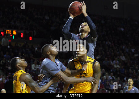 Febbraio 22, 2014 - Amherst, Massachusetts, Stati Uniti - Febbraio 21, 2014; Massachusetts Minutemen guard Derrick Gordon (2) spara la sfera durante la prima metà del NCAA pallacanestro tra la Virginia Commonwealth montoni e Massachusetts Minutemen a Mullins Center. Massachusetts sconfitto Virginia Commonwealth 80-75. Anthony Nesmith/CSM Foto Stock