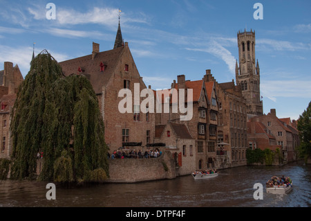 I turisti in barca sul canale di Bruge, Belgio Foto Stock