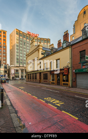 Il Crown Liquor Saloon è una casa pubblica a Belfast, Irlanda del Nord, situato in Great Victoria Street. Atmosferica meraviglioso Foto Stock