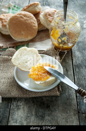 Close up foto di marmellata sul pane, luce naturale Foto Stock