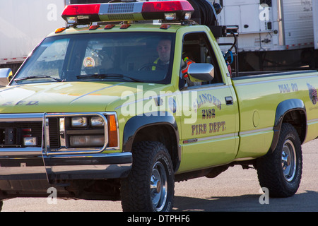 L'anello tubolare Wisconsin reparto antincendio vigile del fuoco alla guida di una utility truck sulla scena Foto Stock