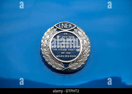 Il badge per la commemorazione del mondo Record di velocità per la trazione a vapore, come ottenuta mediante il 'Mallard' di classe A4 locomotiva a vapore nel 1938. Foto Stock