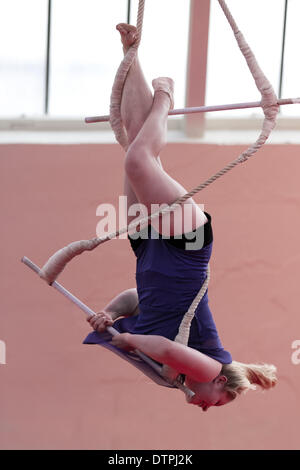 Blackpool, Lancashire, Regno Unito 22 Febbraio, 2014. Schimitt Kaelyn , NoFit State Circus, un circo contemporaneo società in base a Cardiff, nel Galles a Blackpool il festival del circo, magia e nuove varietà. I dieci giorni del festival che si vede Showzam Blackpool più famosi luoghi di interesse di superamento con funamboli, conjurers e artisti di strada. Il festival si svolge ogni anno a Blackpool, uno straordinario e unico festival che include un numero di alto profilo musicisti, artisti di strada, il circo e le nuove varietà e mai visto prima gli atti presentati in tutta la città. Credito: Cernan Elias/Alamy Live ne Foto Stock