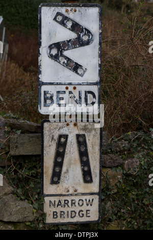 Un vecchio stile Z-bend e stretto ponte di segnaletica stradale Foto Stock