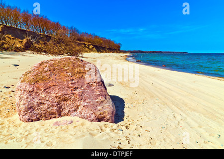 Bella a prendere il sole sulla spiaggia dorata del Mar Baltico Foto Stock