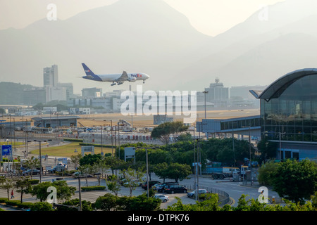 FedEx jet atterraggio all'Aeroporto Internazionale di Hong Kong, Cina. Foto Stock