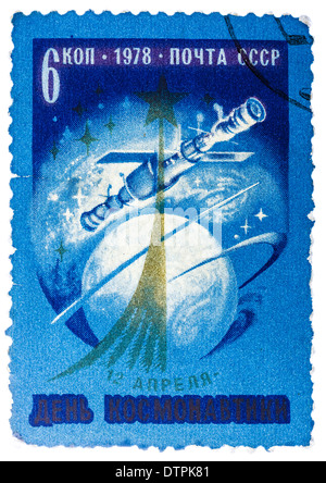 Unione Sovietica - circa 1978: timbro stampato in URSS, giornata di esplorazione spaziale, una stazione spaziale europea, navicelle, circa 1978 Foto Stock