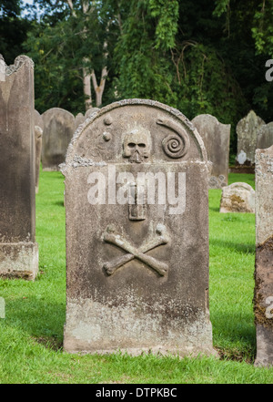 Vecchia pietra tomba in un cimitero in inglese Foto Stock