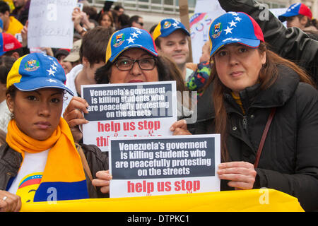 Londra, Regno Unito. Il 22 febbraio 2014. Centinaia di venezuelani protesta al di fuori della BBC a Londra contro quello che dicono è un blackout di notizie sugli sviluppi della situazione nel loro paese dove manifestazioni studentesche hanno provocato almeno 10 morti e centinaia di arresti. Credito: Paolo Davey/Alamy Live News Foto Stock