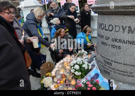 Londra, Regno Unito. 22 FEB 2014: attorno a centinaia di Ucraina la giovane e vecchia famiglia con childred Euromaidan marcia di protesta dall ambasciata russa in Ucraina ambasciata a Holland Park a Londra esigere un cambiamento in Ucraina. e la tessera di testa con la Russia a Londra. Foto di vedere Li/Alamy Live News Foto Stock