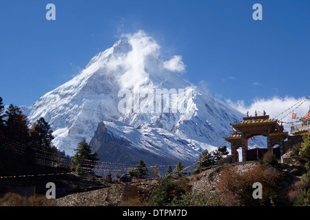 Picco Manaslu sovrasta il nuovo monastero in Lho, Nepal. Foto Stock