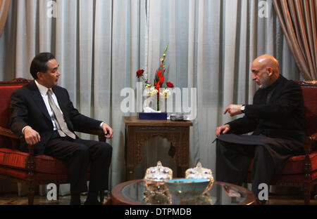 (140222) -- Kabul, 22 febbraio, 2014 (Xinhua) -- Il Presidente afgano Hamid Karzai (R) si riunisce con la visita il ministro degli Affari Esteri cinese Wang Yi a Kabul, Afghanistan, il 22 febbraio, 2014. (Xinhua/Ahmad Massoud) Foto Stock