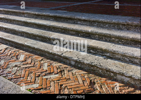 Pavimentazione in mattoni e gradini in pietra che conduce al Duomo, Piazza Grande a Montepulciano, Toscana, Italia Foto Stock