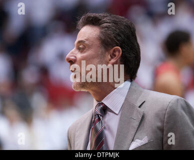 Cincinnati, OH, Stati Uniti d'America. Il 22 febbraio, 2014. Louisville Cardinali head coach Rick Pitino durante una NCAA pallacanestro tra i cardinali di Louisville e Cincinnati Bearcats al quinto terzo Arena. © csm/Alamy Live News Foto Stock