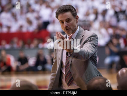 Cincinnati, OH, Stati Uniti d'America. Il 22 febbraio, 2014. Louisville Cardinali head coach Rick Pitino dirige il suo team durante un NCAA pallacanestro tra i cardinali di Louisville e Cincinnati Bearcats al quinto terzo Arena. © csm/Alamy Live News Foto Stock