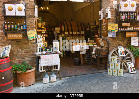 Tourist negozio di specialità locali a base di vino, olio d'oliva e il cibo nel corso, Montepulciano, Toscana, Italia Foto Stock