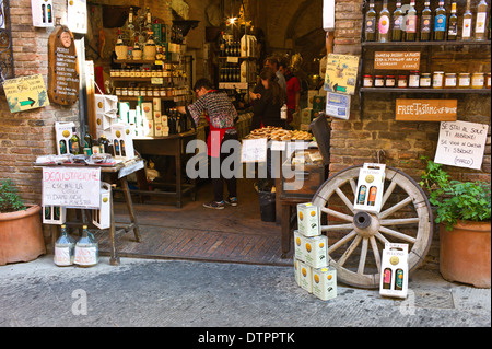 Tourist negozio di specialità locali a base di vino, olio d'oliva e il cibo nel corso, Montepulciano, Toscana, Italia Foto Stock