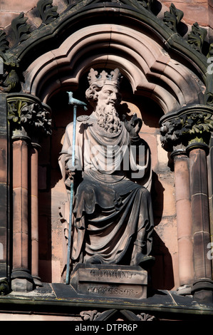 Edoardo il Confessore statua sulla parte esterna di Lichfield Cathedral, Staffordshire, England, Regno Unito Foto Stock