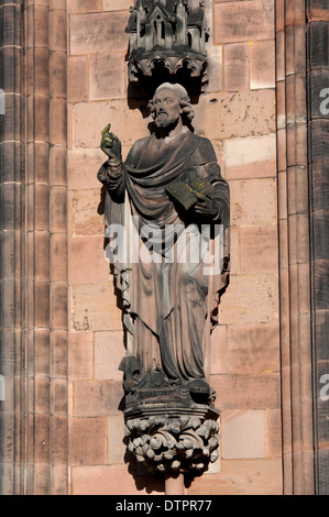 San Clemente statua sulla parte esterna di Lichfield Cathedral, Staffordshire, England, Regno Unito Foto Stock