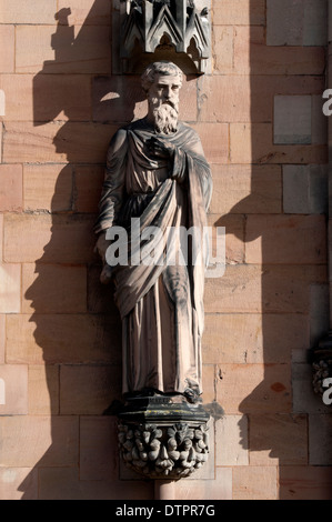 San Matteo statua sul lato sud di Lichfield Cathedral, Staffordshire, England, Regno Unito Foto Stock