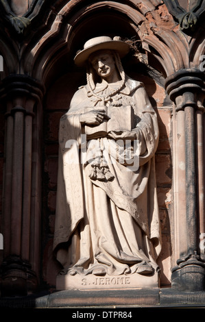 San Girolamo statua sul lato sud di Lichfield Cathedral, Staffordshire, England, Regno Unito Foto Stock