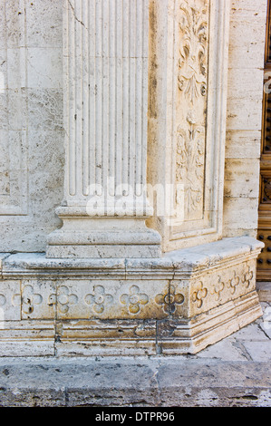 Pietra scolpita colonne della Chiesa di Sant'Agostino Montepulciano, Toscana, Italia Foto Stock