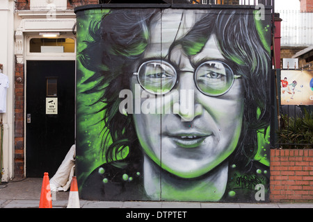 Murale, graffiti di John Lennon dall artista Dave Nash, Gnasher, in Jamestown Road, London, England, Regno Unito Foto Stock